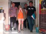 Tersangka-Maria-Livia-tengah-dikawal-ketat-sejumlah-personel-Gunung-Anyar.jpg