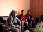 Tiga-dosen-Institut-Teknologi-Telkom-Purwokerto-dalam-kunjungannya-ke-UMKMdfsa3d.jpg