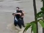 Tiga-orang-terlihat-berpelukan-sebelum-tersapu-banjir-bandang.jpg