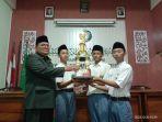Tiga-santri-MA-NU-TBS-menunjukkan-tropi-juara-III-karya-tulis-ilmiah.jpg
