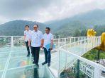 Tim-Gabungan-saat-melakukan-pengecekan-kelayakan-wahana-Jembatan-Kaca.jpg