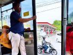 Trans-Semarang-koridor-IV-pintu-terbuka-saat-berjalan.jpg
