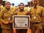 Tri-Yuli-Setyowati-saat-menunjukkan-piagam-penghargaan-dari-ombudsman.jpg