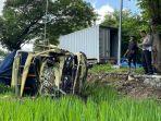 Truk-bak-terbuka-terguling-hingga-ringsek.jpg