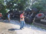 Truk-bermuatan-bata-ringan-terguling-di-Gunungpati-Kota-Semarang.jpg