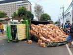 Truk-bermuatan-ribuan-liter-minyak-goreng-terguling.jpg