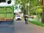Truk-melaju-ugal-ugalan-di-raya-Kajen-Bojong-Kabupaten-Pekalongan.jpg