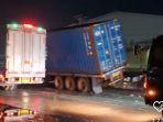 Truk-menabrak-tiang-CCTV.jpg