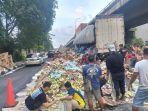 Truk-trailer-terguling-di-bawah-jembatan-layang-Kalibanteng-Semarang.jpg