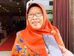 Umi-Azizah-saat-melakukan-sesi-wawancara-dengan-rekan-media-di-depan-Gedung-Syailendra-Grand-Dian.jpg