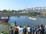 Upacara-Peringatan-HUT-Ke-79-RI-di-Sungai-Juwana-alias-Sungai-Silugonggo-tepatnya-di-bawa.jpg