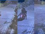 Viral-aksi-sepasang-pengendara-motor-di-Kota-Nganjuk-yang-menebar-uang.jpg
