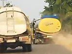 Viral-video-di-media-sosial-2-mobil-truk-tangki-ugal-ugalan-di-jalanan.jpg