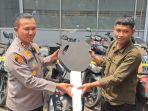 Wakapolresta-Banyumas-AKBP-Hendri-Yulianto-saat-menyerahkan-motor-curian.jpg