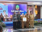 Wakil-Bupati-Blora-Sri-Setyorini-saat-menghadiri-acara-penyerahan.jpg