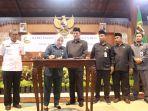 Wakil-Bupati-Blora-Tri-Yuli-Setyowati-saat-menandatan.jpg