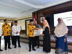 Wakil-Bupati-Pekalongan-Sukirman-menyerahkan-bantuan-Z-Mart.jpg