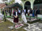 Wakil-Bupati-Wonosobo-Muhammad-Albar-saat-berziarah-ke-makam.jpg