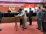 Wakil-Ketua-DPRD-Keendal-Akhmat-Suyuti-melakukan-penandatanganan.jpg