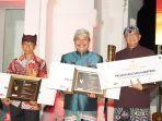 Wakil-Menteri-Pariwisata-Ni-Luh-Puspa-saat-menyerahkan-penghargaan.jpg
