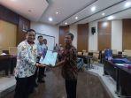 Wali-Kota-Pekalongan-Achmad-Afzan-Arslan-Djunaid-saat-menyerahkan-tabu.jpg