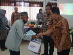 Wali-Kota-Pekalongan-Achmad-Afzan-Arslan-Djunaid-saat-menyerahkan-tabungan-hari-tua.jpg