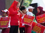 Wali-Kota-Semarang-Hevearita-Gunaryanti-Rahayu-menyerahkan-bantuan-saat-Hari-Guru.jpg
