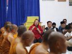 Wali-Kota-Semarang-Hevearita-Gunaryanti-Rahayu-turut-menyambut-para-biksu-di-Vihara-Adi-Dharma.jpg