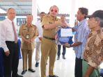 Wali-Kota-Tegal-Dedy-Yon-Supriyono-secara-simbolis-menyerahkan-paket-sembako-murah.jpg