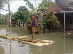 Warga-Desa-Wironatan-Purworejo-beraktivitas-menggunakan-perahu-saat-banjir.jpg