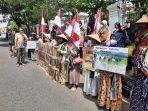 Warga-Sukolilo-Demo-di-Gedung-DPRD-Pati.jpg