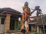 Warga-Undaan-yang-sedang-membuat-patung-miniatur-pewayangan.jpg
