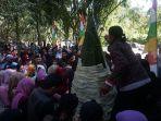 Warga-antusias-berebut-gunungan-getuk-raksasa-saat-Syawalan.jpg