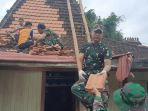 Warga-dan-aparat-TNI-Minggu-29122024-bergotong-royong-memperbaiki-atap.jpg