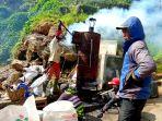 Warga-di-Desa-Jojogan-Wonosobo-sedang-melakukan-pembakaran-sampah-menggunakan-Absonik.jpg