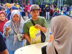 Warga-di-Kelurahan-Sumampir-Kecamatan-Purwokerto-Utara-saatrela-antre.jpg