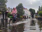 Warga-menerabas-banjir-di-kawasan-Kota-Lamaaa.jpg