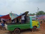 Warga-terdampak-banjir-bandang-blokade-jalan-akses-utama-pabrik-sepatu-2.jpg