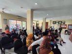 Warga-yang-mengantre-untuk-sidang-perceraian-di-Pengadilan-Agama-Indramayu.jpg