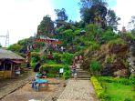 Wisatawan-sedang-berlibur-di-wisata-Batu-Pandan-Ratapan-Angin-Wonosobo-Minggu-752023.jpg