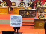 Wisudawan-membentangkan-spanduk-meminta-Kapolri-mengusut-tuntas-pelaku-pembunuh-ayahnya.jpg