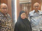 Yati-tengah-saat-bersama-pejabat-KBRI-di-Arab-Saudi.jpg