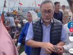 Zulkifli-Hasan-tengah-membagikan-uang.jpg