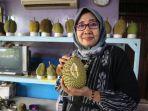 Zumrotus-Sholehah-penjual-durian-di-Desa-NgetukPati.jpg