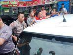 adu-fisik-antara-pengendara-mobil-dengan-debt-collector.jpg