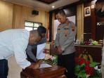 agung-purnomo-kemeja-putih-ketika-menandatangani-surat.jpg
