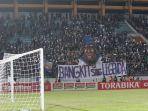 aksi-koreografi-suporter-snex-di-stadion-moch-soebroto_20180815_161707.jpg