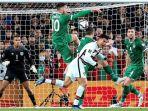 aksi-penyerang-portugal-cristiano-ronaldo-putih-saat-mencoba-menjebol-gawang-irlandia.jpg