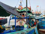 aktivitas-nelayan-di-kawasan-pelabuhan-perikanan-pantai-tegalsari-kota-tegal.jpg