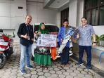 ambang-Parulian-S-saat-menyerahkan-grandprize-mobil-All-New-Suzuki-Ertiga.jpg